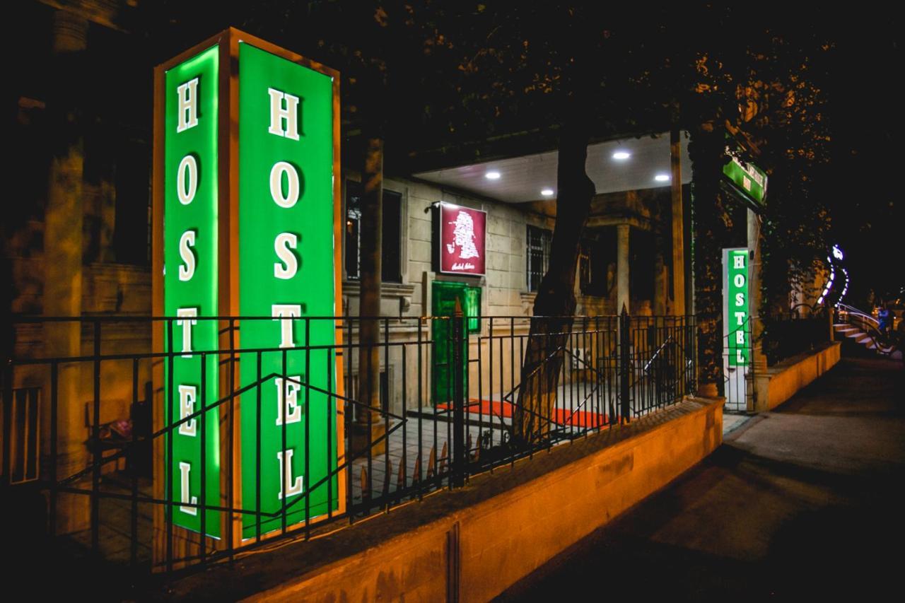 Sherlock Holmes Hostel Baky Esterno foto