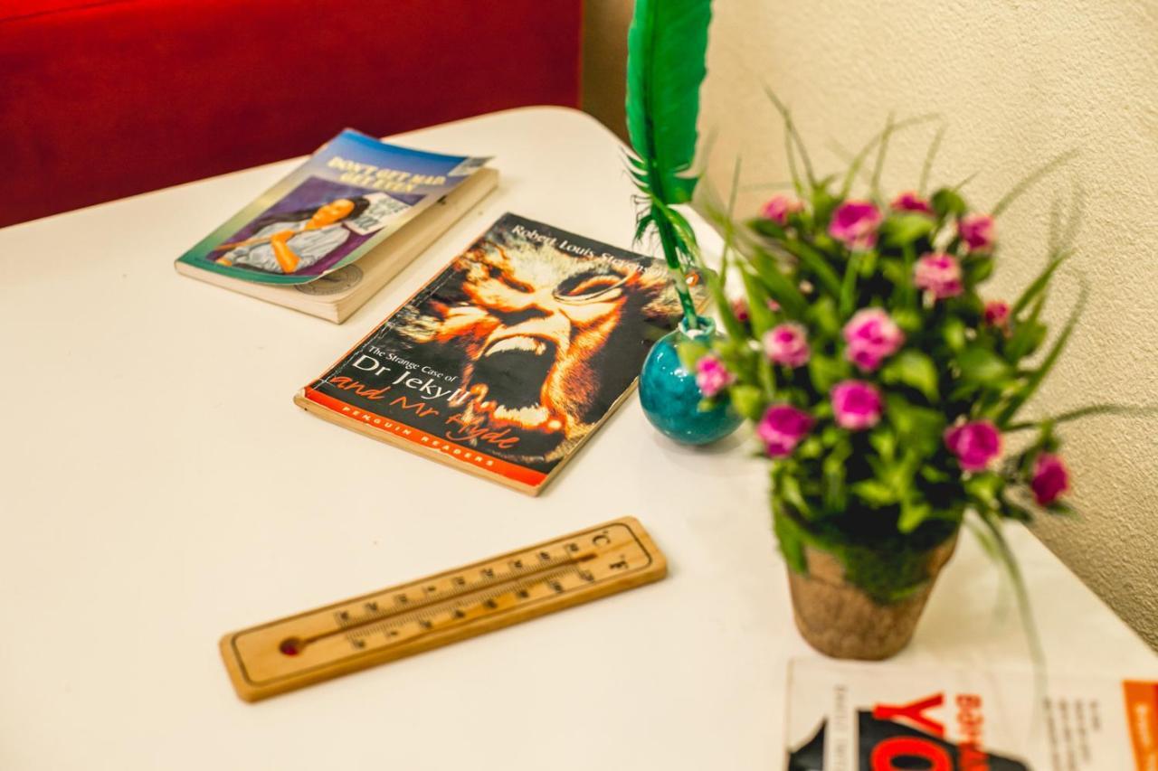 Sherlock Holmes Hostel Baky Esterno foto